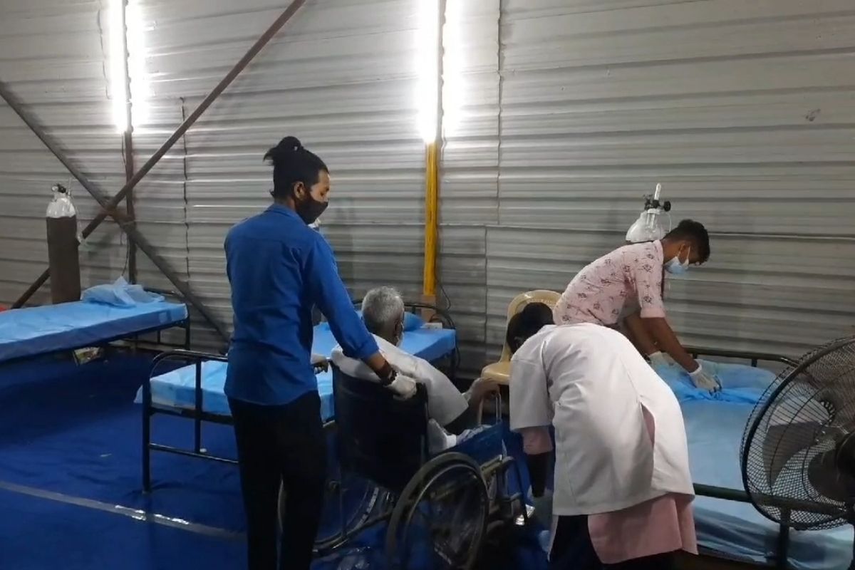 திருப்பூரில் கொரோனா பாதித்தவர்களுக்கு ஆக்சிஜன் பந்தல் மூலம் தற்காலிக சிகிச்சை அளிக்கப்பட்டு வருகிறது