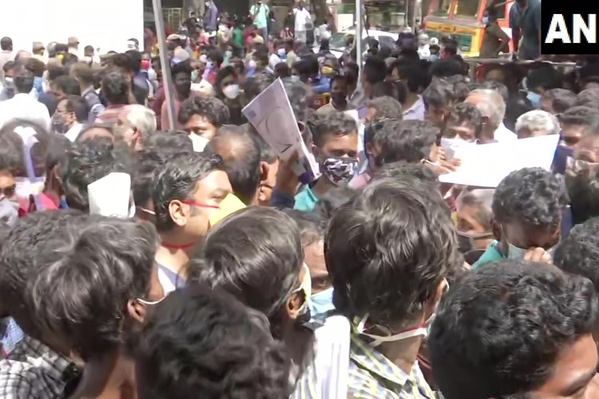 சென்னை நேரு உள்விளையாட்டு அரங்கில் குவிந்த ஆயிரக்கணக்கான மக்கள்