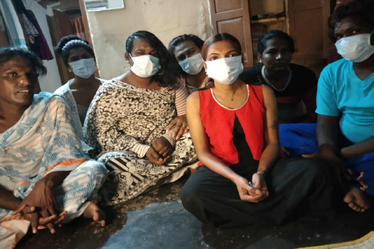  கொரோனா கொடுந்தொற்று காலத்தில் பலரும் வேலையிழந்து, வருவாய் இழந்து தவித்து வருகின்றனர். இந்நிலையில், பெற்றோர், உறவினர்கள் கைவிட்ட நிலையில் இருக்கும் திருநங்கைகள் திருச்சி மாநகரில் செய்து வரும் அன்னதானம் பலரையும் நெகிழ வைத்துள்ளது. இது குறித்து ரியானா உள்ளிட்டோர் கூறுகையில், கொரோனா கொடுந்தொற்று காலத்தில், நாங்கள் எங்களால் முடிந்த உதவிகளை செய்து வருகிறோம். இதே போல் நீங்களும், உங்கள் பகுதியில் பிறருக்கு உதவுங்கள் என்று கோரிக்கை விடுத்துள்ளனர்.