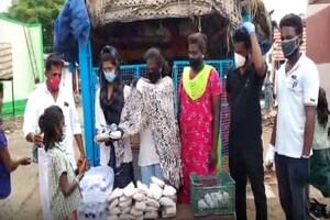 திருச்சியில் சாலையோர மக்களுக்கு உணவளிக்கும்  திருநங்கைகள்