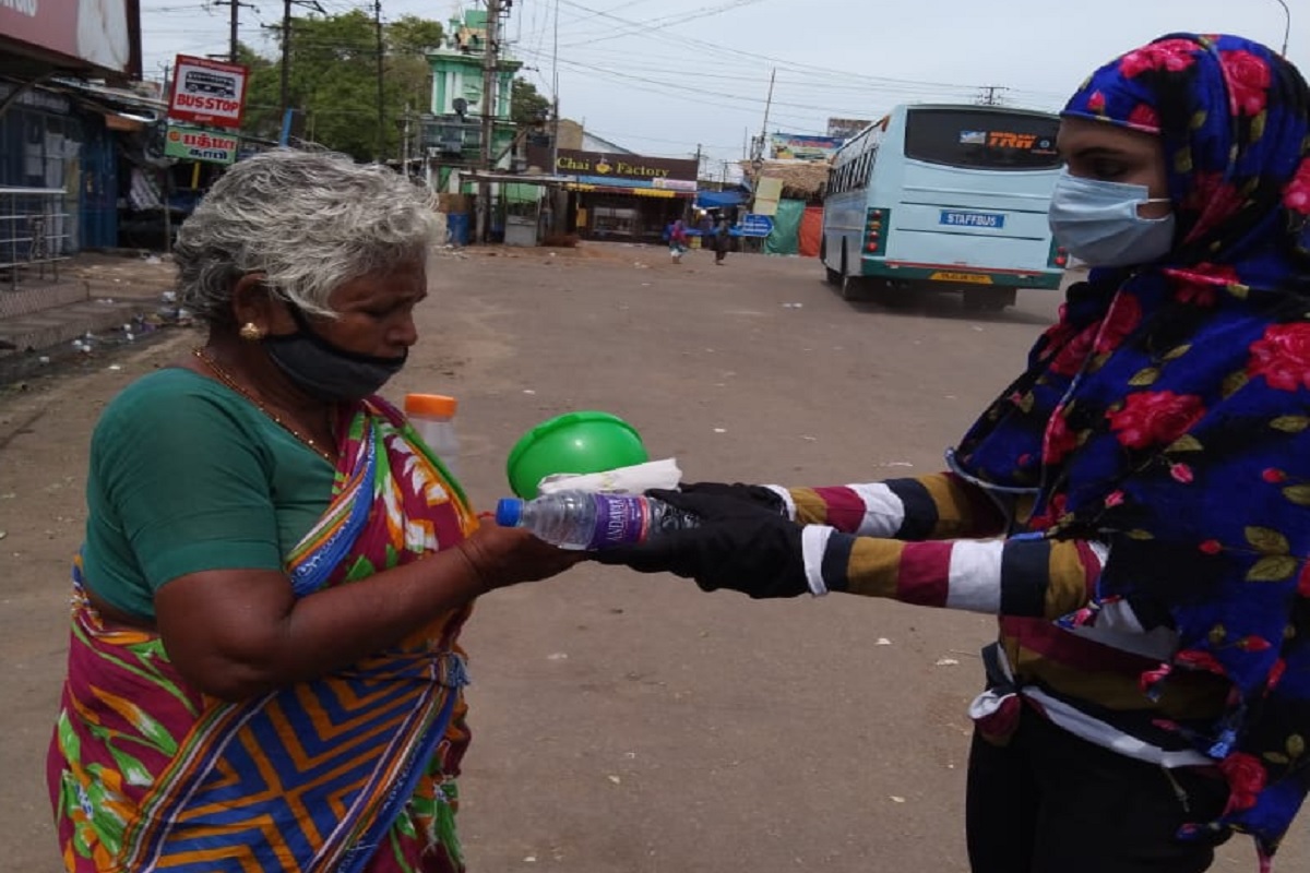  கொரோனா பரவல் தடுப்பு நடவடிக்கையாக தளர்வுகளற்ற பொது முடக்கம் நடைமுறையில் உள்ளது. பொதுப் போக்குவரத்து முற்றிலும் தடை செய்யப்பட்டுள்ளது. மிக மிக அவசர, அத்தியாவசியத் தேவைக்கு மட்டும் மக்கள் வெளியில் அனுமதிக்கப் படுகிறார்கள். அத்தியாவசியப் பொருட்கள் தடையின்றி கிடைக்க, திருச்சி மாவட்ட நிர்வாகம், மாநகராட்சி, வேளாண்துறை,தோட்டக் கலைத்துறை, கூட்டுறவுத் துறைகளின் சார்பில் மாநகரப் பகுதிகளில் 535 வாகனங்களிலும் புறநகர்ப் பகுதிகளில் 500 வாகனங்களிலும் காய்கறி, பழங்கள் விற்பனை செய்யப்படுகிறது.