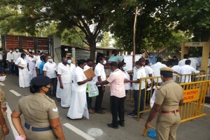 வாக்கு எண்ணிக்கை மையத்தில் காற்றில் பறக்கவிடப்படும் தனி மனித இடைவெளி..