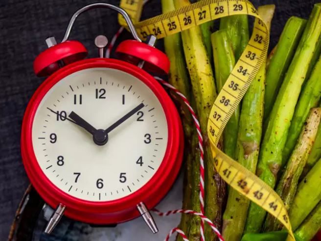  இடைப்பட்ட விரதம் (Intermittent fasting) தற்போது உடல்நலம் மற்றும் உடற்பயிற்சி சார்ந்த விஷயங்களில் மிகவும் பிரபலமடைந்து வருகிறது. விரதம் இருக்கும் நேரம் மற்றும் உண்ணும் காலத்திற்கு இடையில் மாறும் உணவுப் பழக்கம் பல நிரூபிக்கப்பட்ட உடல்நலன் சார்ந்த நன்மைகளைக் கொண்டுள்ளது. பொதுவாக இன்டெர்மிட்டென்ட் ஃபாஸ்டிங் என்பது ஒரு உணவுத் திட்டம் ஆகும். இந்த செயல்முறையில் ஒருவர் 12 முதல் 18 மணி நேரம் வரை நீண்ட நேரத்திற்கு உண்ணாவிரதம் இருக்கிறார். இந்த செயல்முறை எடையை குறைக்க உதவுகிறது. உடலில் உள்ள கொழுப்பு குறைகிறது. மேலும் குறைந்த இரத்த அழுத்தம், கட்டுப்படுத்தப்பட்ட நீரிழிவு நோய் மற்றும் நோய் எதிர்ப்பு சக்தியை மேம்படுத்த உதவுகிறது.