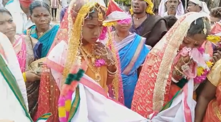  இதனை அடுத்து இவர்களது திருமணம் கடந்த வாரம் நடைபெற்றது. இரு மணமகளுக்கு தாலி கட்டிய அவர் தற்போது மகிழ்ச்சியாக குடும்பம் நடத்தி வருகிறார்.