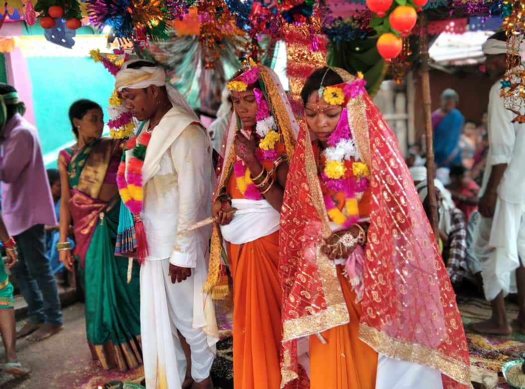  இரண்டு பேரை ஒரே நேரத்தில் மணந்துகொண்ட மணமகன்