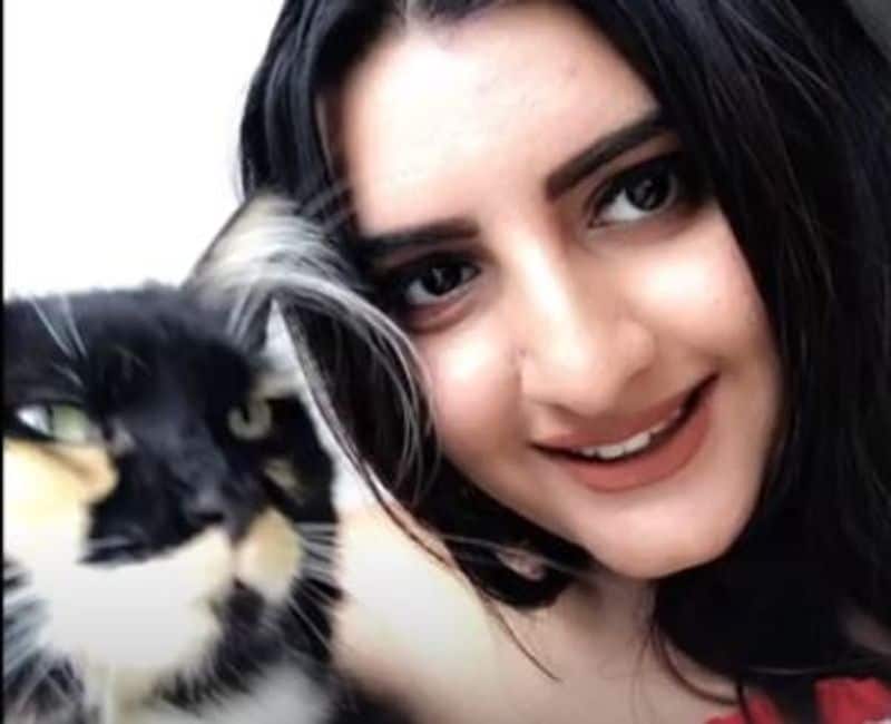 Actor Abbas daughter Emira Ali photo goes viral
