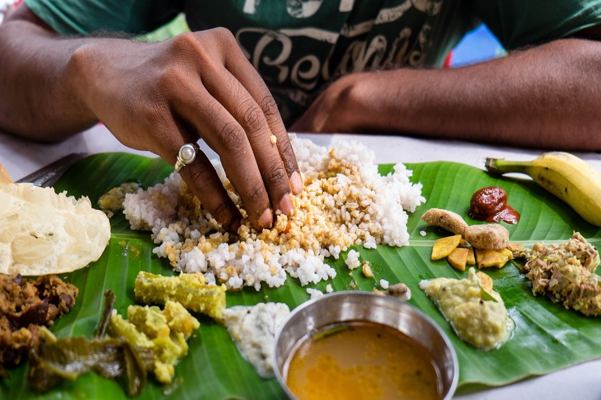சாதத்தை எப்படி சாப்பிட வேண்டும் தெரியுமா..?
