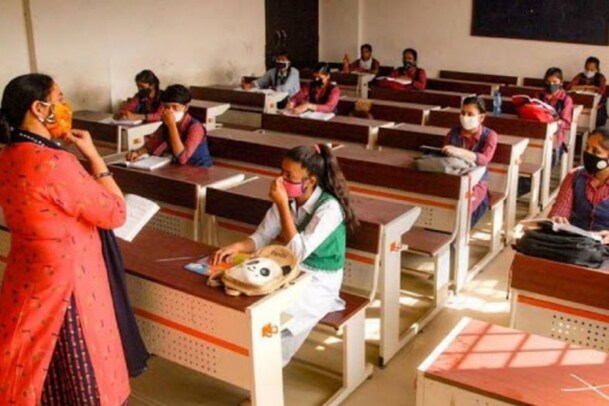 தமிழகத்தில் பள்ளிகள் திறப்பு.. அமைச்சர் அன்பில் மகேஷ் ஆலோசனை