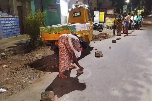  காலையில் தடுப்பூசி போட இரவே வந்து காத்திருந்த மக்கள்
