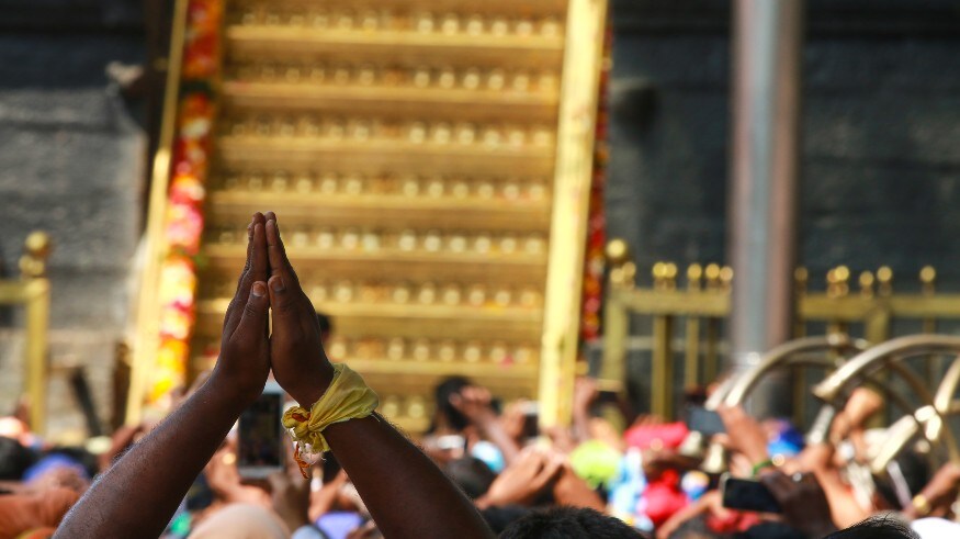  கேரளாவில் கொரோனா ஊரடங்கு காரணமாக கடந்த சில மாதங்களாக மூடப்பட்டிருந்த சபரிமலை ஐயப்பன் கோயில் நடை மாதாந்திர பூஜைக்காக இன்று மாலை திறக்கப்பட்டது.