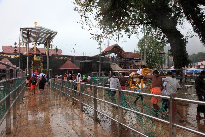  கொரோனா பரவல் காரணமாக சபரிமலை ஐயப்பன் கோவிலுக்கு வரும் பக்தர்களுக்கு முதல்வர் பினராயி விஜயன் கட்டுப்பாடுகளை அறிவித்துள்ளார்.