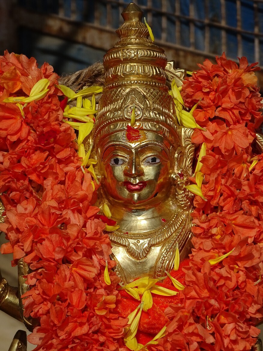  உலகில் அதிகம் பக்தர்கள் புனித யாத்திரை மேற்கொள்ளும் கோவில்களில் சபரிமலை ஐயப்பன் கோவிலும் ஒன்று. 18 படியை தரிசிக்க பக்தர்கள் பலர் விரதம் இருந்து யாத்திரை மேற்கொள்கின்றனர்.