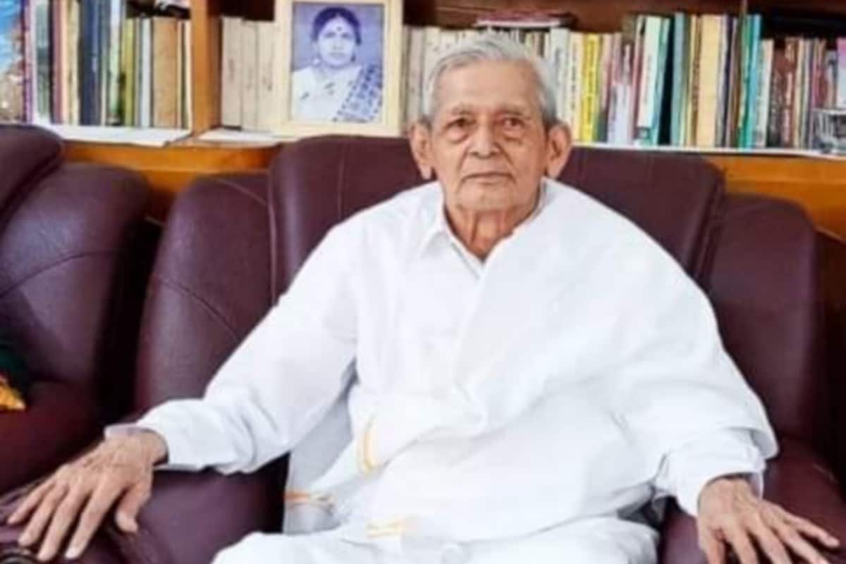 முதுபெரும் தமிழறிஞர் புலவா் இரா. இளங்குமரன் காலமானார் | தமிழ்நாடு செய்திகள்  (Tamil Nadu News) - News18 தமிழ்