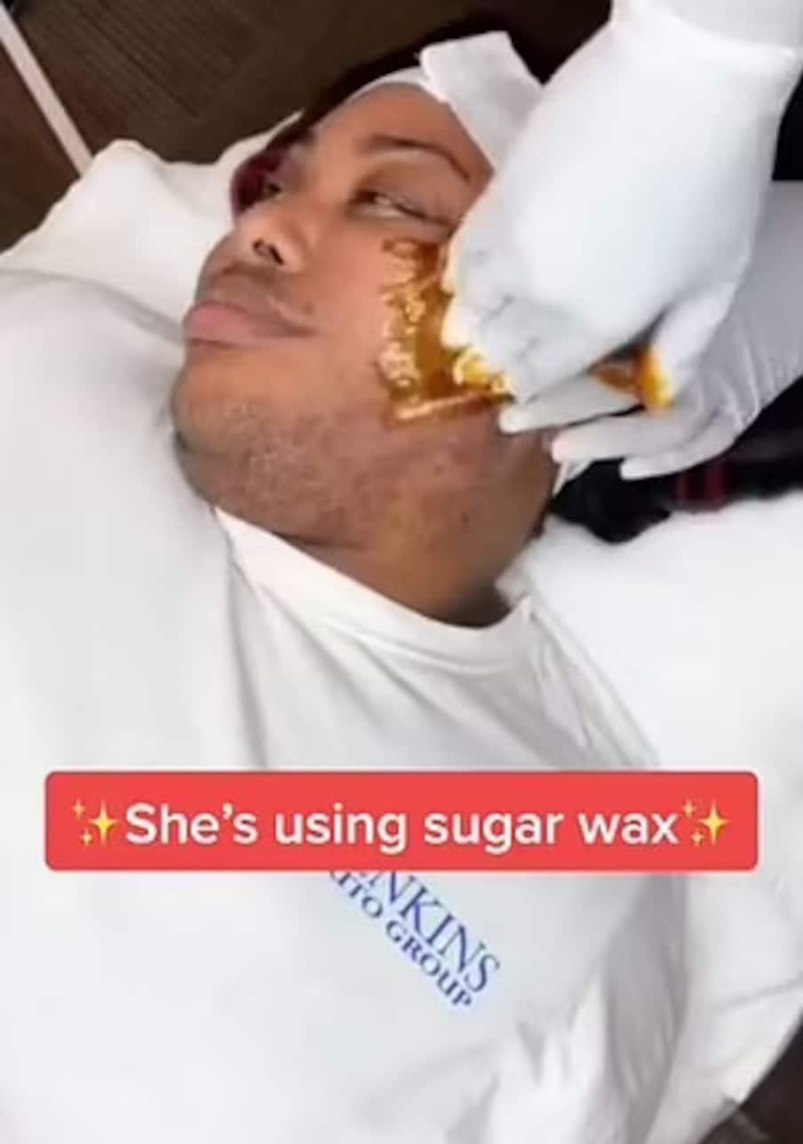  முடிகளை முகத்தில் இருந்து அகற்றும் வீடியோக்களையும் அதில் வெளியிட்டுள்ளார்