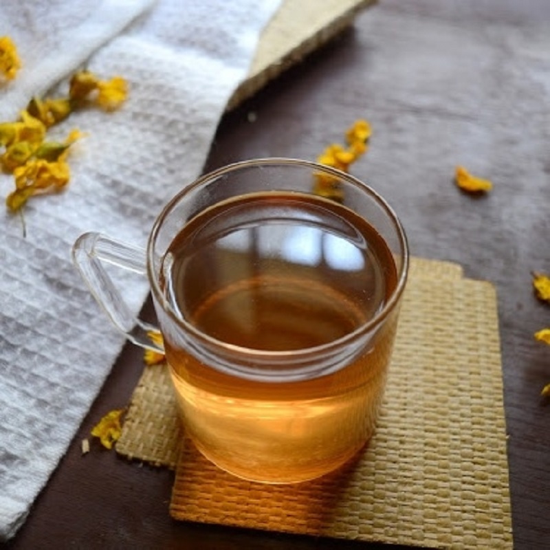  ஆவாரம் பூ டீ போட முதலில் பாத்திரத்தில் ஒரு கிளாஸ் தண்ணீர் ஊற்றி கொதிக்க வையுங்கள்.கொதி நிலைக்கு வரும்போது ஆவாரம் பூக்களை சேர்த்து கொதிக்க வையுங்கள். பின் அதை வடிகட்டி பருகலாம். தேவைப்பட்டால் அதில் மலைத்தேன் சேர்த்து குடிக்கலாம். சர்க்கரை நோய் உள்ளவர்கள் தேன் சேர்க்காமல் அப்படியே குடிக்க வேண்டும்.பொடியாக கிடைத்தாலும் அதை கொதிக்க வைத்தே வடிகட்டி பருகலாம்.