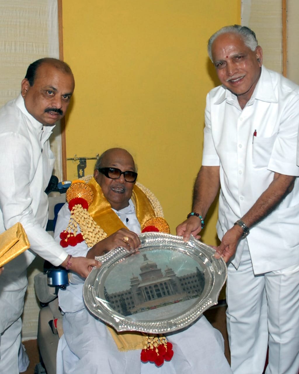  மறைந்த திமுக தலைவரும் முன்னாள் தமிழக முதல்வருமான கருணாநிதியுடன் பசவராஜ் மற்றும் எடியூரப்பா