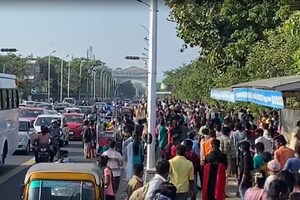 தடையை மீறி மெரினாவில் குவிந்த மக்கள்... ஆக்ஷனில் இறங்கிய போலீஸ்