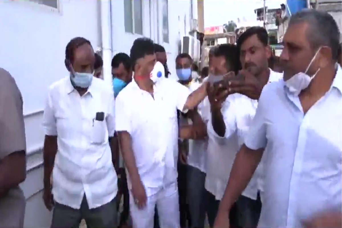 திடீரென கோபமடைந்த சிவக்குமார், அந்த நிர்வாகியின் கன்னத்தில் ‘பளார்’ என ஒரு அறைவிட்டார். இந்த காட்சிகள் வீடியோவில் பதிவாகியுள்ளன.