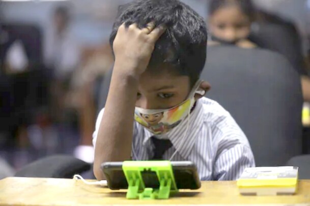 மொபைல் பயன்பாடு அதிகரிப்பால் மாணவர்களுக்கு கவனச்சிதறல்: ஆய்வில் தகவல்