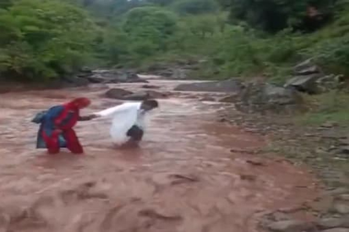 தடுப்பூசி முகாமுக்காக ஆற்றைக் கடந்து செல்லும் சுகாதாரப் பணியாளர்கள்!