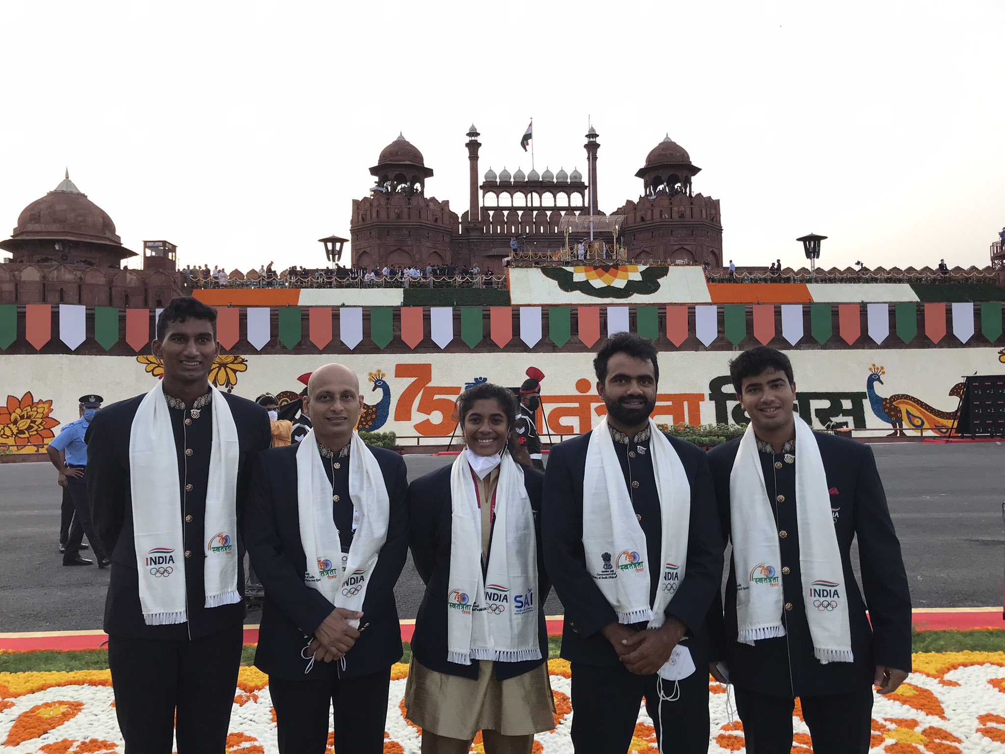  75வது சுதந்திர தின விழாவில் கலந்து கொண்ட ஒலிம்பிக்கில் கலந்து கொண்ட இந்திய வீரர்கள்
