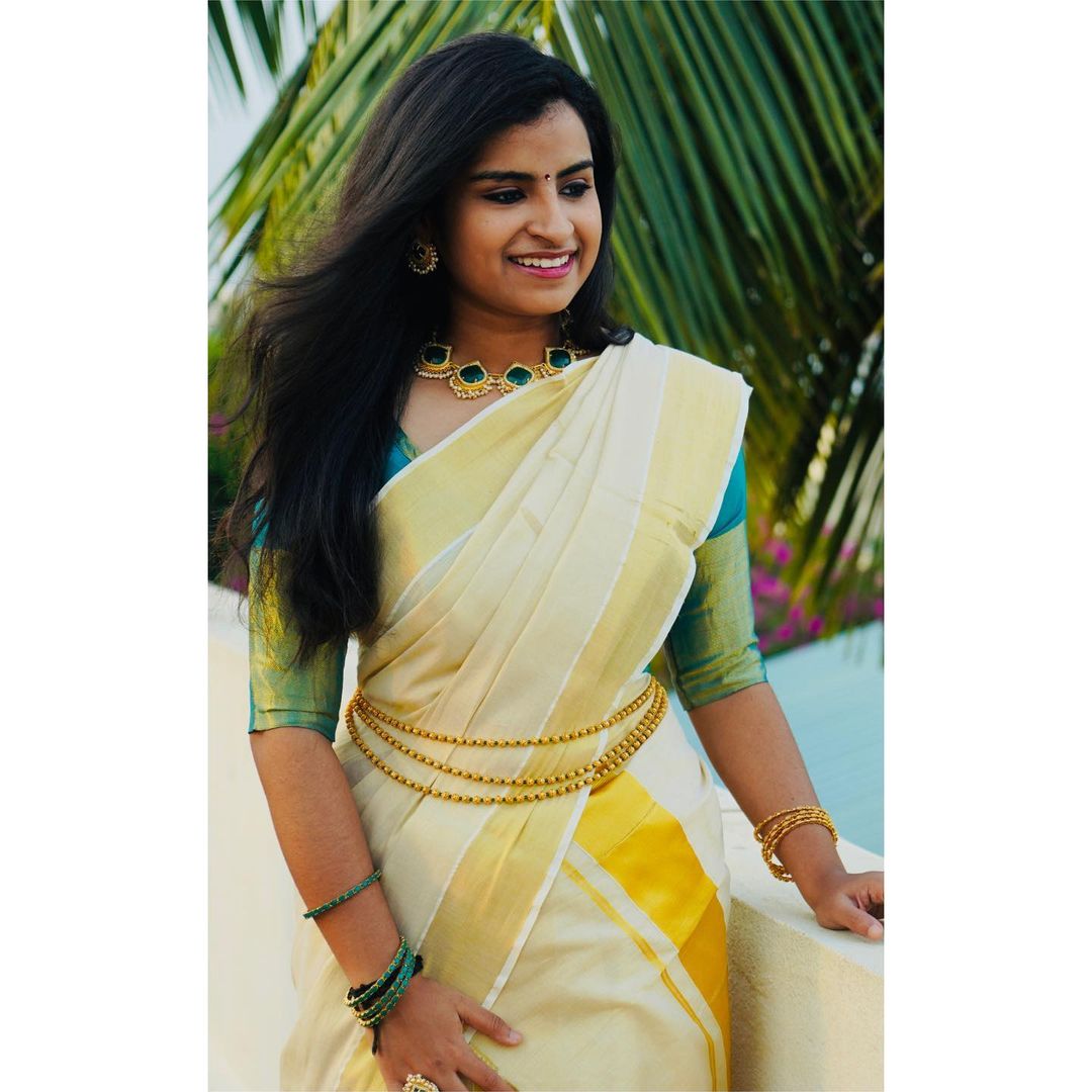  ,[object Object], மேக்கப்பை பொருத்தவரை கண்ணுக்கு காஜல், ஐ லைனர் போட்டுள்ளார்.உதட்டிற்கு பிங்க் நிற லிப் ஸ்டிக் போட்டு ஒரு சிம்பிளான லுக்கை தந்துள்ளார்.