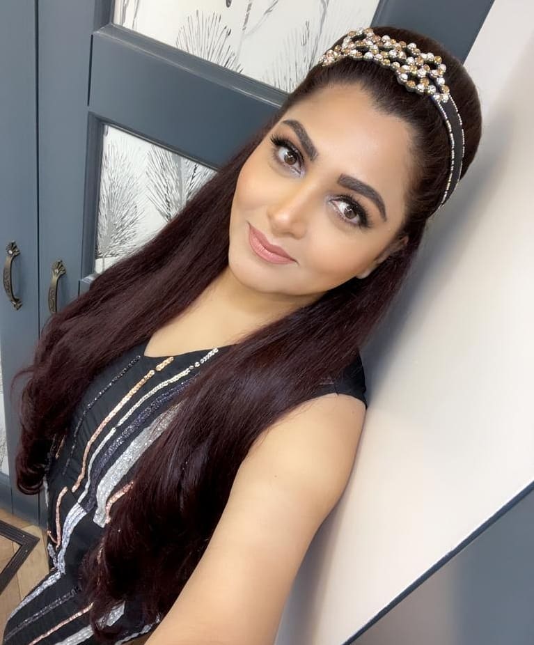  இந்நிலையில் நடிகை குஷ்பு  தனது லேட்டஸ்ட் புகைப்படங்களை இன்ஸ்டாகிராமில் வெளியிட்டுள்ளார்.