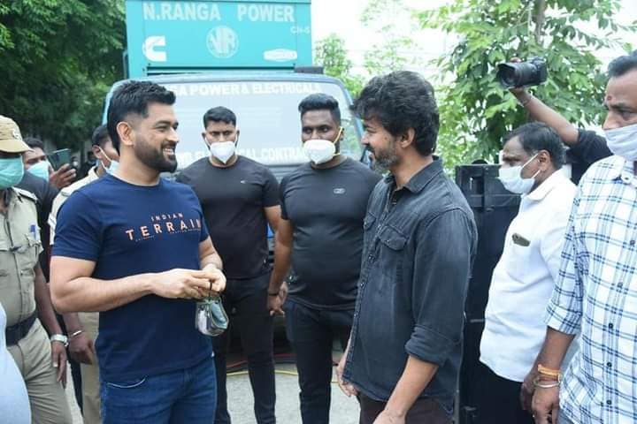 MS Dhoni meets Thalapathy Vijay on the sets of Beast, beast movie, beast vijay, thalapathy 65 first look poster, beast first look, thalapathy vijay, vijay beast, விஜய், பீஸ்ட், பீஸ்ட் படப்பிடிப்பு, நெல்சன் திலீப்குமார், விஜய் படங்கள், பீஸ்ட் போஸ்டர், பீஸ்ட் திரைப்படம், dhoni, ms dhoni, dhoni vijay, dhoni vijay meeting, dhoni meets vijay, captain cool dhoni thalapathy vijay, dhoni vijay hd photos, dhoni photos, vijay and dhoni, dhoni and vijay hd images, ms dhoni movie, ms dhoni wife, ms dhoni age, ms dhoni photos, ms dhoni net worth, ms dhoni father