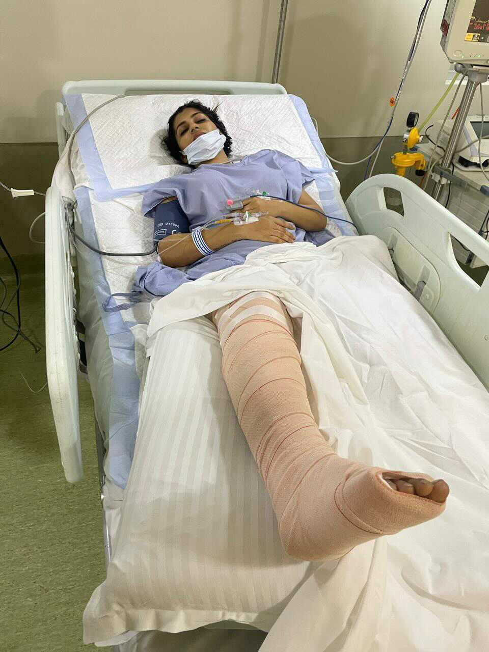 Yashika Anand latest picture from hospital goes viral, yashika anand latest news in tamil, yashika anand, yashika anand car accident, yashika anand latest news, yashika anand health condition, yashika anand accident, yashika anand, yashika anand latest condition, yashika anand hospital photos, yashika name meaning, yashika instagram, yashika age, yashika anand salary, yashika friend, yashika aannand ragalahari, yashika aannand twitter, yashika anand driving licence, யாஷிகா ஆனந்த், யாஷிகா ஆனந்த் கார் விபத்து, யாஷிகா ஆனந்த் தோழி மரணம், யாஷிகா ஆனந்த் ஓட்டுநர் உரிமம், யாஷிகா ஆனந்த் படங்கள், bigg boss yashika, yashika