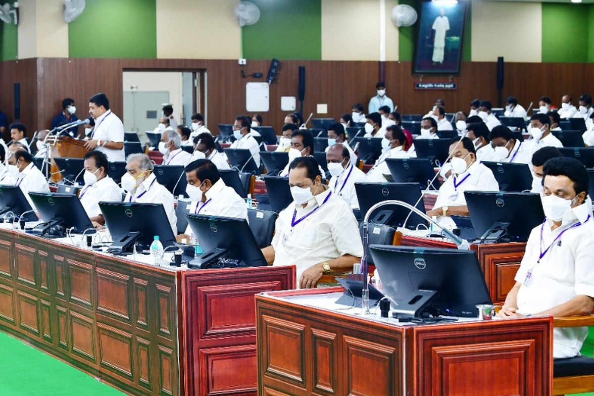 குட்டி பூனையை தாய் பூனை கவ்வுவது போல பட்ஜெட் இருக்க வேண்டும்