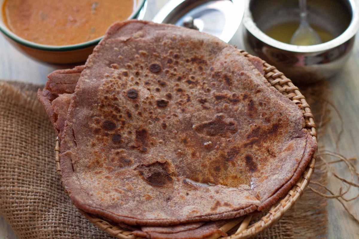  கேழ்வரகு ரொட்டி : கேழ்வரகு சூப்பர் ஃபுட் என்றும் அழைக்கப்படுகிறது. இதில் நார்ச்சத்து நிறைந்துள்ளது. அதோடு நீண்ட நேரம் பசி எடுக்காமல் வயிற்றை நிறைவாக வைத்திருக்கும். கேழ்வரகில் உள்ள மெக்னீசியம் நீரிழிவு நோயாளிகளுக்கு நல்லது. இதய ஆரோக்கியத்திற்கும் நல்லது. அதோடு உடல் பருமனைத் தடுக்கவும் உதவுகிறது. செரிமானத்தை மேம்படுத்துகிறது. இது கால்சியமும் நிறைந்துள்ளதால் எலும்புகளுக்கு நல்லது.