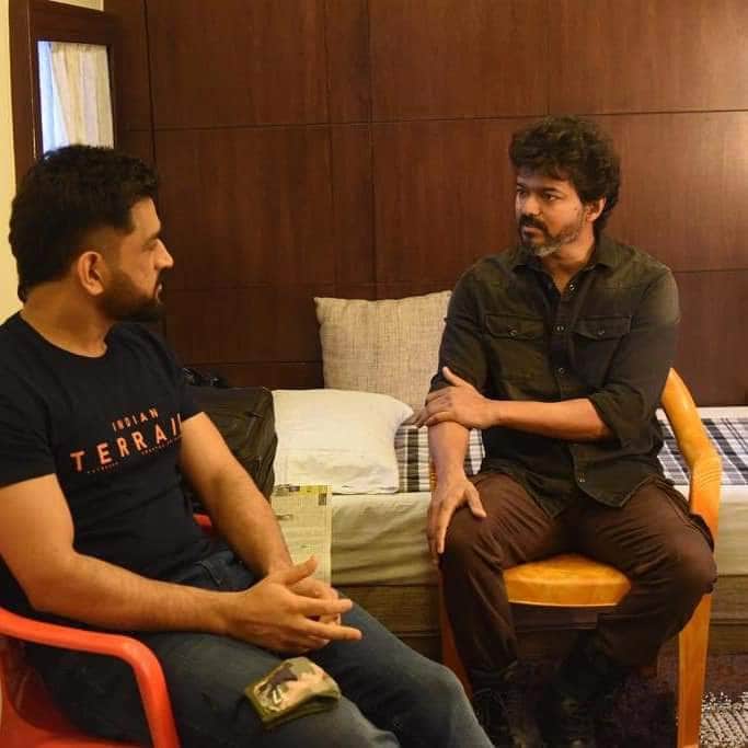 MS Dhoni meets Thalapathy Vijay on the sets of Beast, beast movie, beast vijay, thalapathy 65 first look poster, beast first look, thalapathy vijay, vijay beast, விஜய், பீஸ்ட், பீஸ்ட் படப்பிடிப்பு, நெல்சன் திலீப்குமார், விஜய் படங்கள், பீஸ்ட் போஸ்டர், பீஸ்ட் திரைப்படம், dhoni, ms dhoni, dhoni vijay, dhoni vijay meeting, dhoni meets vijay, captain cool dhoni thalapathy vijay, dhoni vijay hd photos, dhoni photos, vijay and dhoni, dhoni and vijay hd images, ms dhoni movie, ms dhoni wife, ms dhoni age, ms dhoni photos, ms dhoni net worth, ms dhoni father