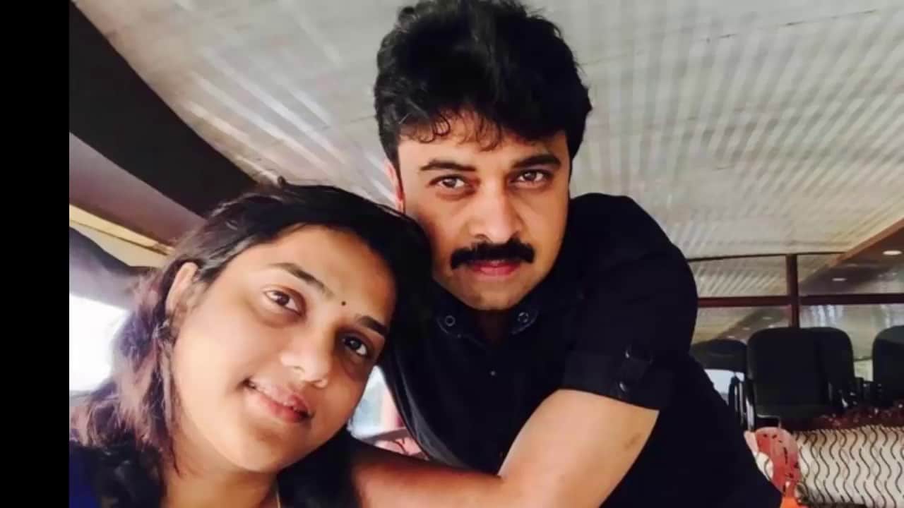 Sun TV Metti Oli serial selvam, metti oli Vishwa sad story, metti oli selvam, metti oli cast, metti oli episodes, metti oli sun tv, metti oli today, metti oli viji husband, metti oli saroja, metti oli serial full episodes, metti oli ravi real name, metti oli episode, metti oli selvam real name, metti oli selvam wikipedia, metti oli selvam recent photos, metti oli vishwa, சன் டிவி மெட்டி ஒலி சீரியல் செல்வம், மெட்டி ஒலி விஸ்வா சோகக் கதை, மெட்டி ஒலி செல்வம், மெட்டி ஒலி நடிகர், மெட்டி ஒலி அத்தியாயங்கள், மெட்டி ஒளி சன் டிவி, மெட்டி ஒளி இன்று, மெட்டி ஒளி சரோஜா, மெட்டி ஒளி தொடர் முழு அத்தியாயங்கள், மெட்டி ஒளி ரவி உண்மையான பெயர், மெட்டி ஒலி அத்தியாயம், மெட்டி ஒலி செல்வம் உண்மையான பெயர், மெட்டி ஒலி செல்வம் விக்கிபீடியா, மெட்டி ஒலி செல்வம் சமீபத்திய புகைப்படங்கள், மெட்டி ஒலி விஷ்வா