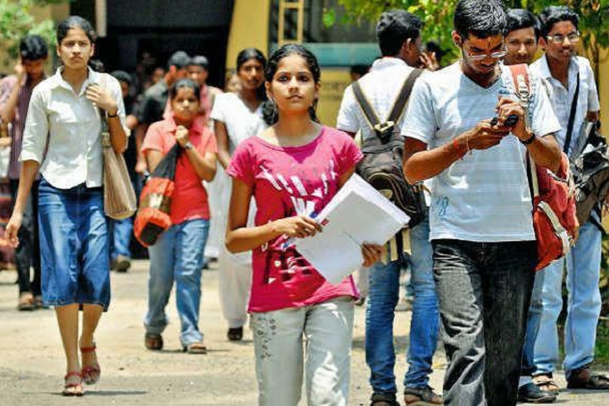 உயர்கல்வி பயிலும் பட்டியலின மாணவர்களுக்கான உதவித்தொகை குறைப்பு