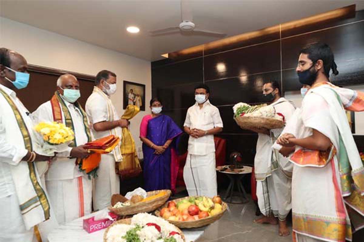  முன்னதாக கடந்த மே மாதம் தமிழக முதல்வராக மு.க.ஸ்டாலின் பதவியேற்றதும், திருப்பதி தேவஸ்தானம் சார்பில் முதல்வரின் இல்லத்திற்கு வந்து தீர்த்தப் பிரசாதங்கள் வழங்கப்பட்டன.