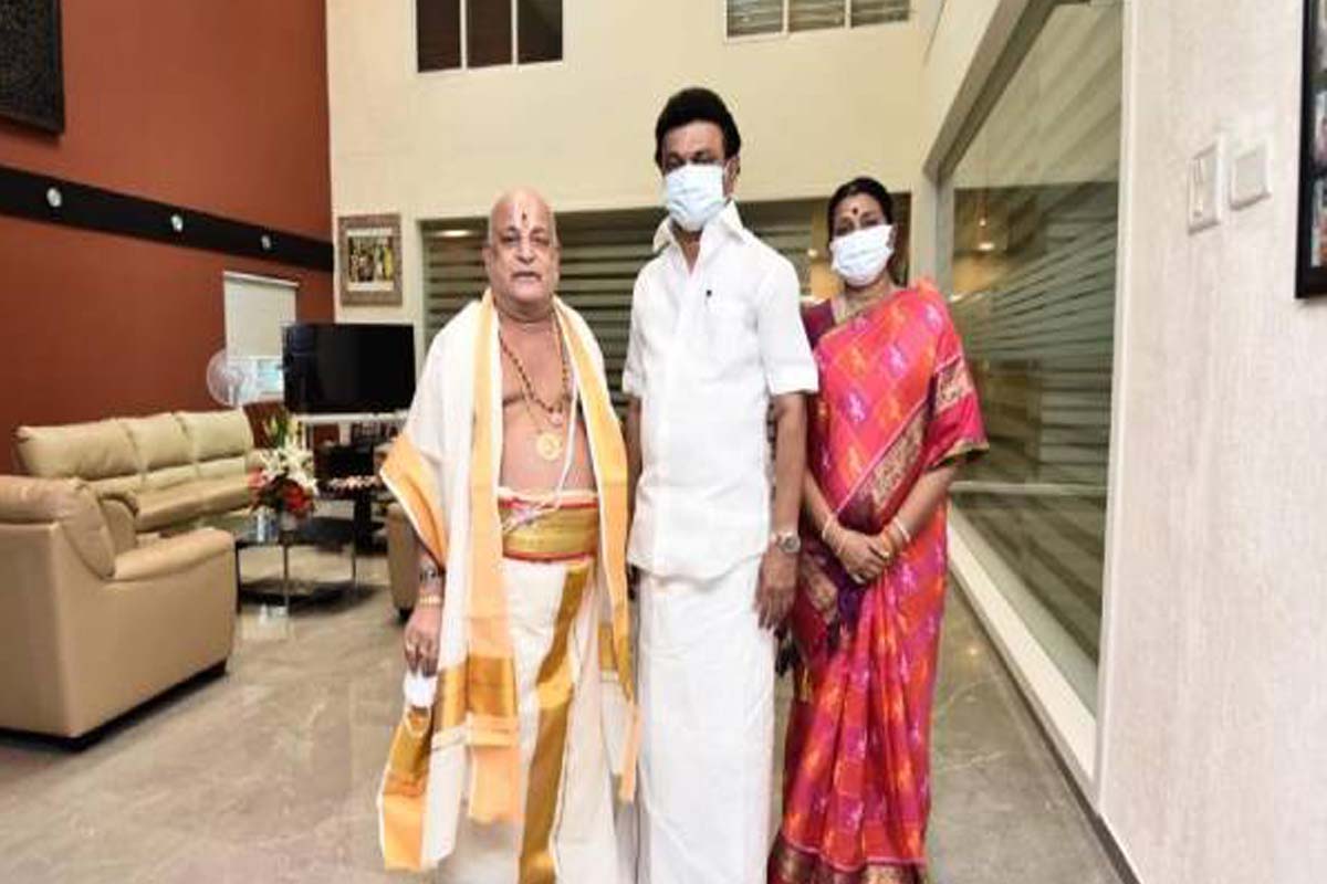  திருப்பதி தேவஸ்தானம் சார்பில் கூடுதல் செயல் அதிகாரி தர்மா ரெட்டி தலைமையில் வேத பண்டிதர்கள் முதல்வர் வீட்டிற்கு வந்தனர்.,[object Object],[object Object]