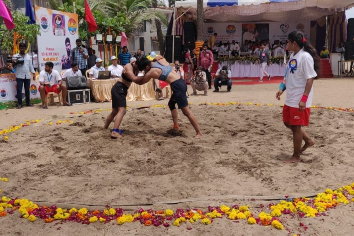 மாமல்லபுரத்தில் களைகட்டிய தேசிய அளவிலான கடற்கரை மல்யுத்தம்!