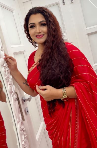  நடிகை குஷ்பு சமீபத்தில் உடல் எடையை குறைத்து மிகவும் இளமையாக தோற்றமளித்த புகைப்படம் சமூக வலைதளங்களில் வைரலானது.