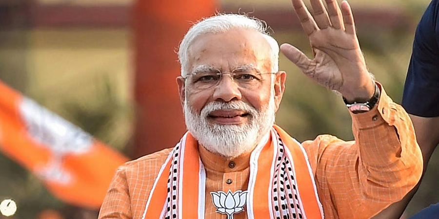  பிரதமர் மோடி பெயரில் அவருடைய சொந்த ஊரான குஜராத் மாநிலம் காந்திநகரில் செக்டார்-1 401/ஏ என்ற முகவரியில் ஒரு வீட்டடி மனை உள்ளது. 3,531.45 சதுர அடி கொண்ட இந்த மனையை அவர் 2002 அக்டோபர் 25ம் தேதி வாங்கினார். அதாவது அவர் குஜராத் முதல்வராவதற்கு இரண்டு மாதங்களுக்கு முன்னர். மேலும் இந்த சொத்து பிரதமரின் தனிப்பட்ட சொத்து கிடையாது, அவருடன் சேர்த்து மேலும் 3 பேர் பங்குதாரர்களாக உள்ளனர். இந்த மனையின் 25% மட்டுமே பிரதமருக்கு சொந்தமாகும். அவர் வாங்கும் போது இந்த மனையின் மதிப்பு 1.3 லட்சமாகும்.