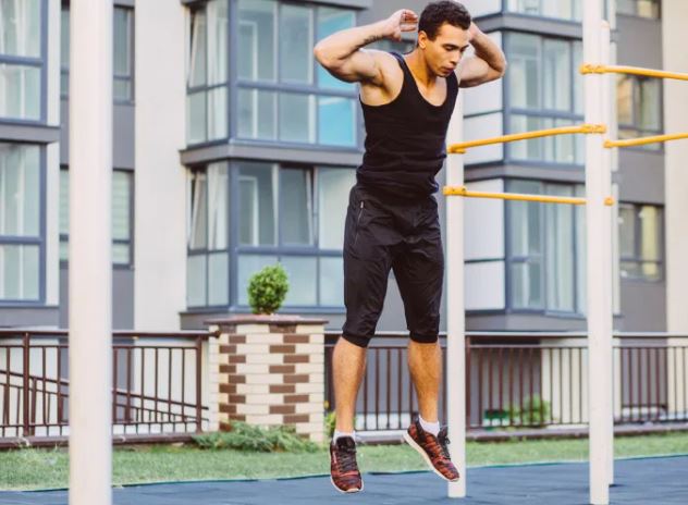  பர்பீஸ் (Burpees): தோள்பட்டையின் அகலத்துடன் நின்று, ஒரு பிளாங்க் நிலைக்கு விரைவாக கீழே இறங்குங்கள், புஷ்-அப் செய்யுங்கள், தொடக்க நிலைக்கு மீண்டும் மேலே குதிக்கவும். பின்னர் உங்கள் கைகளை மேல்நோக்கி அடைய நேராக குதிக்கவும்.