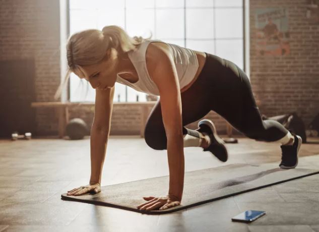  மவுண்ட்டேன் கிளைம்பர்ஸ் (Mountain Climbers): முதலில் பிளாங்க் நிலையை எடுத்துக் கொள்ளுங்கள். பின்னர் உங்கள் வலது முழங்காலை உங்கள் மார்பளவிற்கு உயர்த்தவும். பின்னர் இடது முழங்காலை உங்களால் முடிந்தவரை வேகமாக இயக்கவும். அடிப்படையில் ஒரு புஷ்-அப் நிலையில் இந்த உடற்பயிற்சி இயங்குகிறது. இந்த 5 வொர்க் அவுட்களையும் தினமும் 10 முதல் 15 நிமிடங்கள் செய்தால் போதும். உங்கள் உடலில் உள்ள கெட்ட கொழுப்புகள் நீங்கி தொப்பையை குறைக்க பெரிதும் உதவும்.
