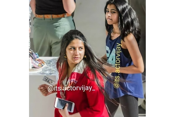 Thalapathy Vijay's wife Sangeetha and daughter Divya Saasha picture goes viral, divya saasha, divya saasha school, divya saasha badminton, divya saasha school name, divya saasha 10th mark, divya saasha instagram, divya saasha birthday, divya saasha biography, divya saasha age, sangeeta sornalingam, sangeeta sornalingam age, sangeeta sornalingam instagram, sangeeta sornalingam wiki, sangeeta sornalingam birthday, sangeeta sornalingam vijay love story, sangeeta sornalingam parents, தளபதி விஜய்யின் மனைவி சங்கீதா மற்றும் மகள் திவ்யா சாஷா படம் வைரலாகிறது, திவ்யா சாஷா, திவ்யா சாஷா பள்ளி, திவ்யா சாஷா பாட்மிண்டன், திவ்யா சாஷா பள்ளி பெயர், திவ்யா சாஷா 10வது மார்க், திவ்யா சாஷா இன்ஸ்டாகிராம், திவ்யா சாஷா பிறந்த நாள், திவ்யா சாஷா வாழ்க்கை வரலாறு, சங்கீதா சொர்ணலிங்கம், சங்கீதா சொர்ணலிங்கம் வயது, சங்கீதா சொர்ணலிங்கம் இன்ஸ்டாகிராம், சங்கீதா சொர்ணலிங்கம் விக்கி, சங்கீதா சொர்ணலிங்கம் பிறந்தநாள், சங்கீதா சொர்ணலிங்கம் விஜய் காதல் கதை, சங்கீதா சொர்ணலிங்கம் பெற்றோர்,