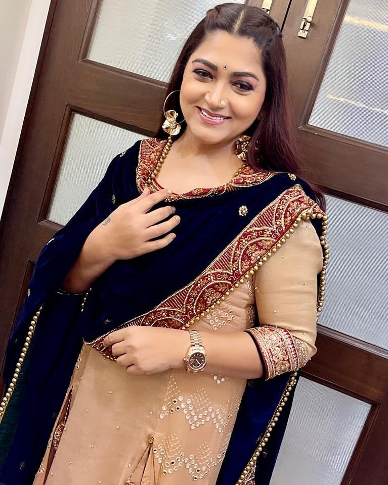 இந்த புகைப்படத்திற்கு பிரபலங்கள் பலரும் சூப்பர், வாவ் என கமெண்ட் செய்துள்ளனர்.