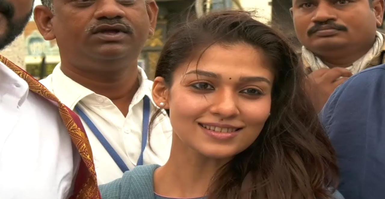  சமீபத்தில் தனியார் தொலைக்காட்சியின் நிகழ்ச்சியில் கல்ந்துக் கொண்ட நயன்தாரா தனக்கு நிச்சயதார்த்தம் நடந்த விஷயத்தை கூறினார்.