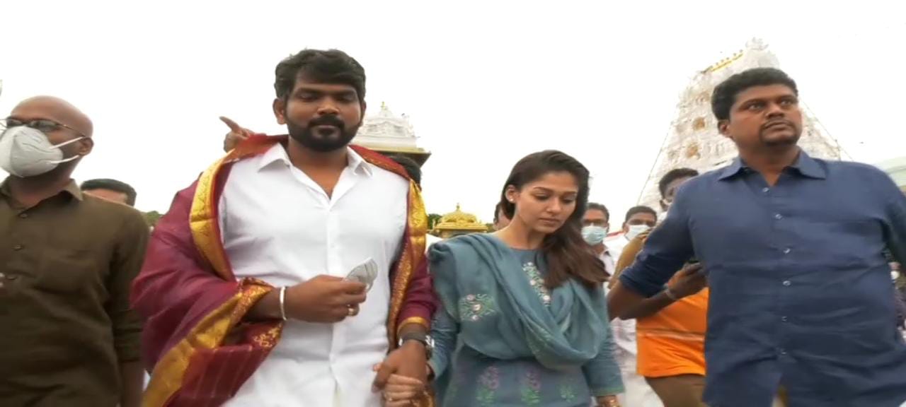  இந்நிலையில் திருப்பதி ஏழுமலையான் கோவிலில் நயன்தாரா மற்றும் அவரது காதலர் விக்னேஷ் சிவனுடன் சுவாமி தரிசனம் செய்தார்.