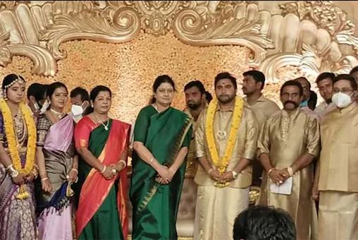  மணமக்களுடன் சசிகலா, இளவரசி, கிருஷ்ணசாமி வாண்டையார், டிடிவி தினகரன் மற்றும் அவரது மனைவி…