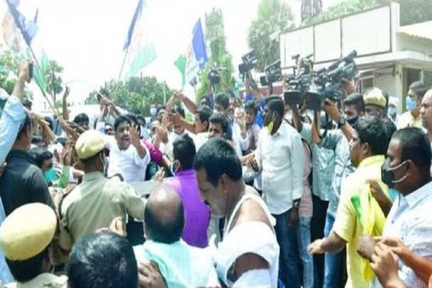 ஒய்.எஸ்.ஆர் காங்கிரஸ், தெலுங்கு தேசம் கட்சி தொண்டர்கள் மோதல்!