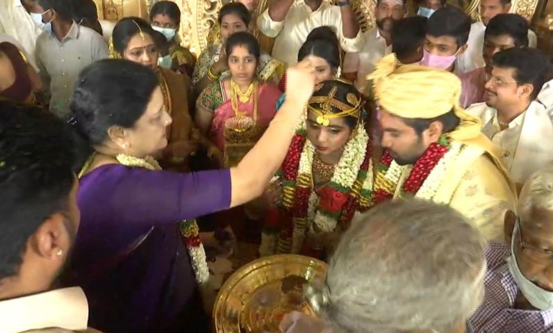  திருமண மேடையில் மணமக்களுக்கு அட்சதை தூவி வாழ்த்தும் சசிகலா
