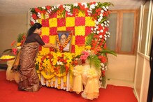 அண்ணா திருவுருவப் படத்திற்கு சசிகலா மலர் தூவி மரியாதை