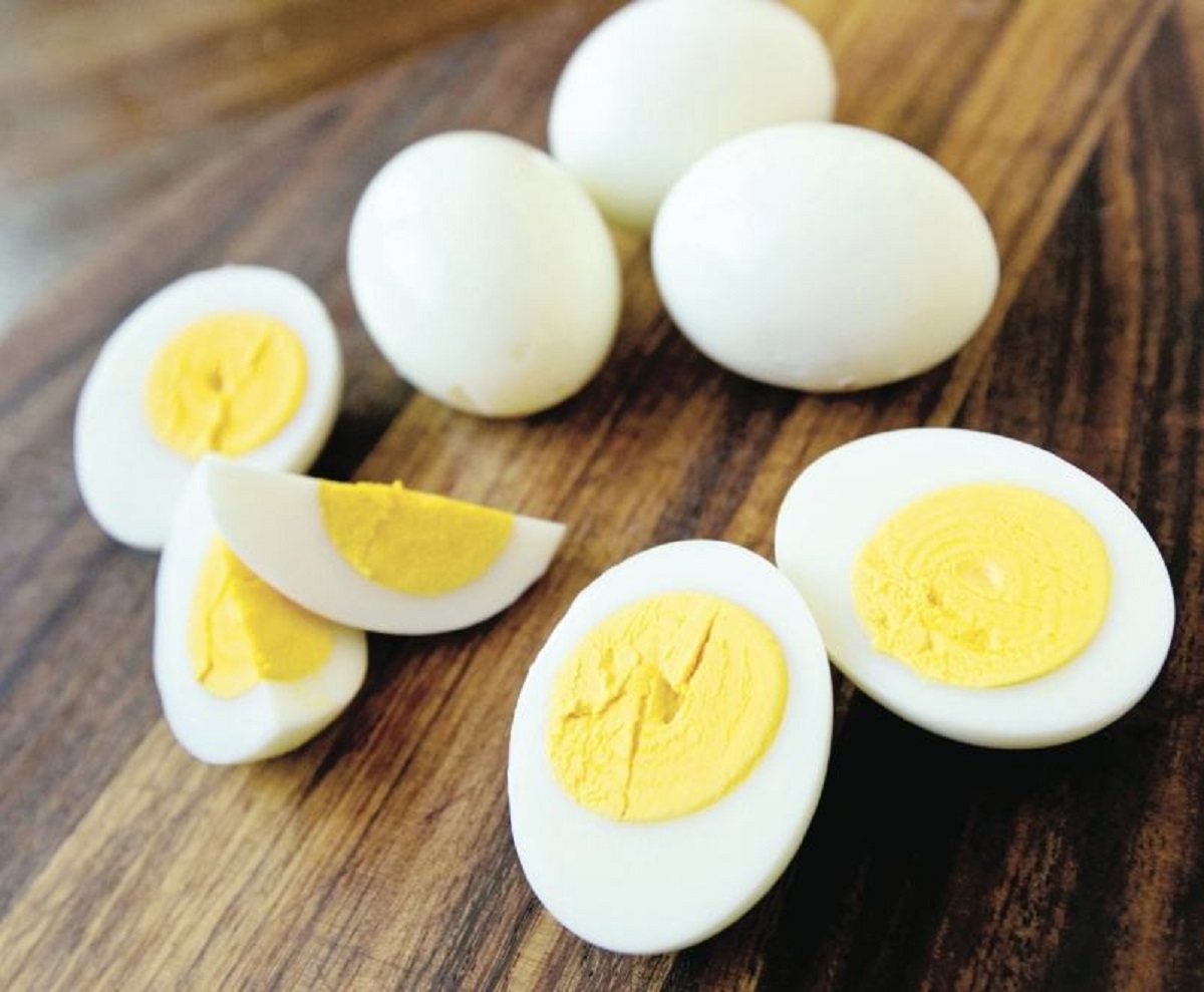  முட்டை : புரோட்டின் நிறைந்த முட்டையில் நைட்ரஜனும் அதிகமாக இருக்கும். அதை மறுமுறை சூடுபடுத்தினால் விஷமாக மாறும். எனவே முட்டையை சமைத்தவுடனே சாப்பிடுவிடவும் அல்லது நீண்ட நேரத்திற்கு பிறகு சாப்பிட்டாலும் சூடுபடுத்தாமல் அப்படியே சாப்பிடுங்கள்.